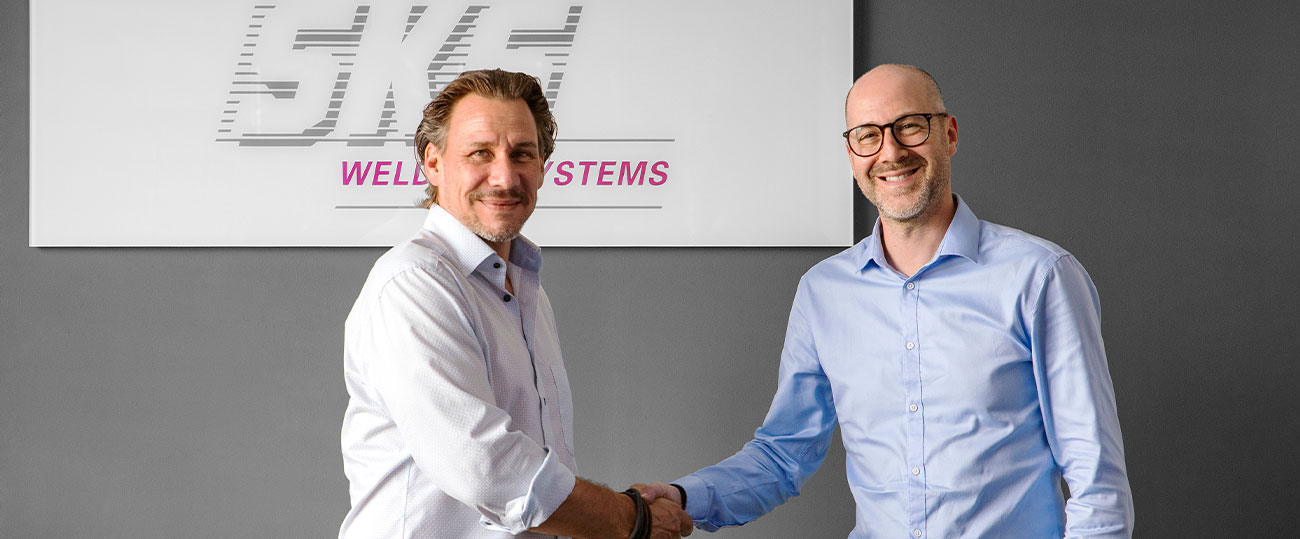 DE: Geschäftsführer Markus Klein begrüßt Herrn David Feiner im SKS-Team. EN: Managing Director Markus Klein welcomes Mr. David Feiner to the SKS team.